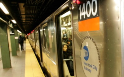 美 증오범죄?…지하철역서 흑인에 떠밀린 아시아계 女 '참변'