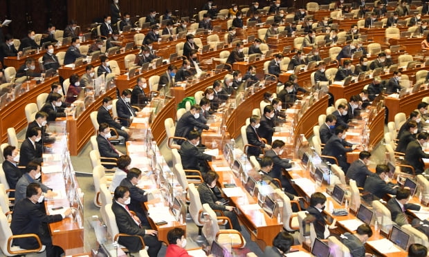 지난달 31일 국회 본회의장에서 여야 의원들이 상정된 법안에 대해 투표하고 있다. 사진=연합뉴스