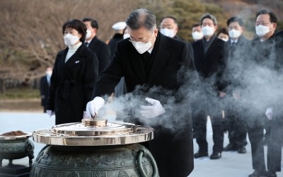 문 대통령, 현충원 참배 "선도국가의 길, 멈추지 않을 것"