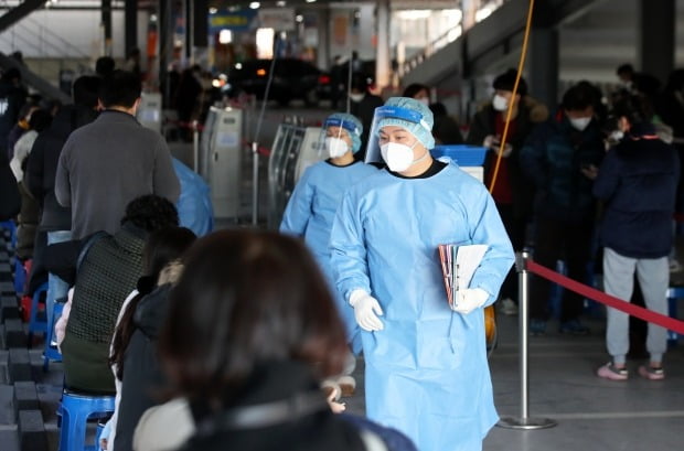 광주 북구보건소 선별진료소에서 의료진이 신종 코로나바이러스 감염증(코로나19) 검사를 받으려는 시민들을 살피고 있다. /사진=연합뉴스