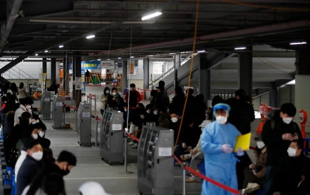 5일 오후 광주 북구 선별진료소에서 검사를 받으러 온 시민들이 검사 순서를 기다리고 있다. /사진=연합뉴스