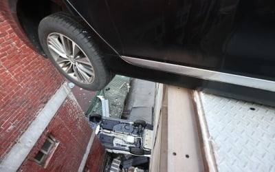 급발진 때문?…주차장 건물 꼭대기서 추락한 SUV