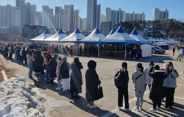 6일 강원 강릉시 한 선별진료소에 초등학교 확진자와 관련된 학생과 학부모들이 코로나19 검사를 받기 위해 차례를 기다리고 있다. /사진=연합뉴스