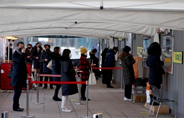 서울시청 앞 서울광장 코로나19 선별진료소를 찾은 시민들이 검사 순서를 기다리고 있다.(사진=연합뉴스)