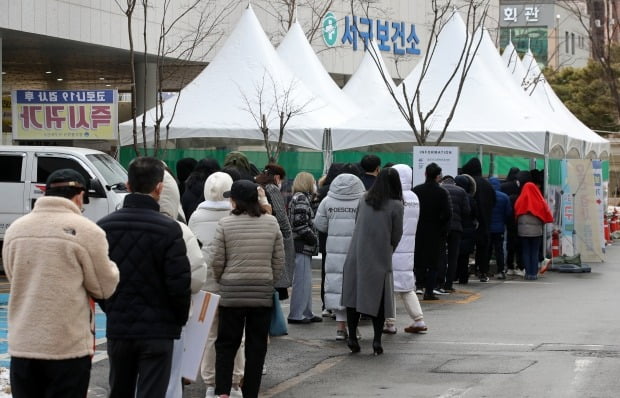  11일 광주 서구보건소 선별진료소에서 시민들이 코로나19 검사를 받기 위해 줄 서 있다. /사진=연합뉴스