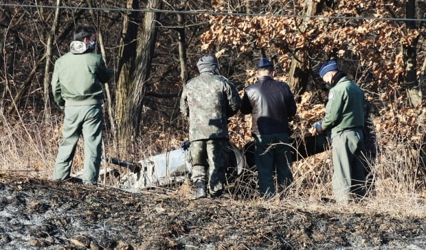 11일 오후 1시 46분께 경기도 화성시 정남면 관항리의 한 야산에 공군 10전투비행단 소속 F-5E 전투기 1대가 추락했다. 군 관계자들이 추락한 전투기 기체를 살피고 있다.  사진=연합뉴스