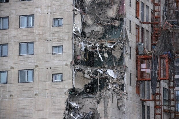 11일 오후 4시께 광주 서구 화정동에서 신축 공사 중인 고층아파트 외벽이 무너져내렸다. /사진=연합뉴스