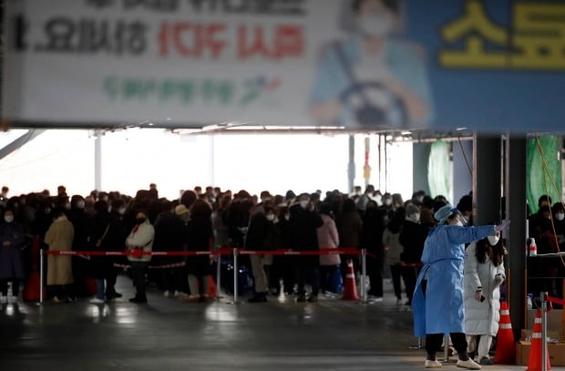 광주 북구 선별진료소가 진단 검사를 받으려는 시민들로 가득 차 있다. /사진=연합뉴스