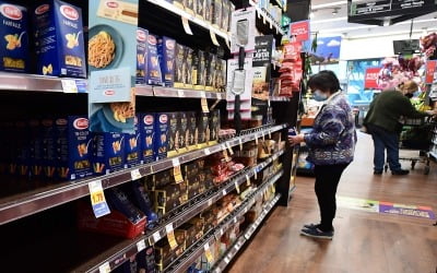 식료품 마음껏 사들이던 미국인들 '돌변'…"값싼 PB제품 구입 늘어"