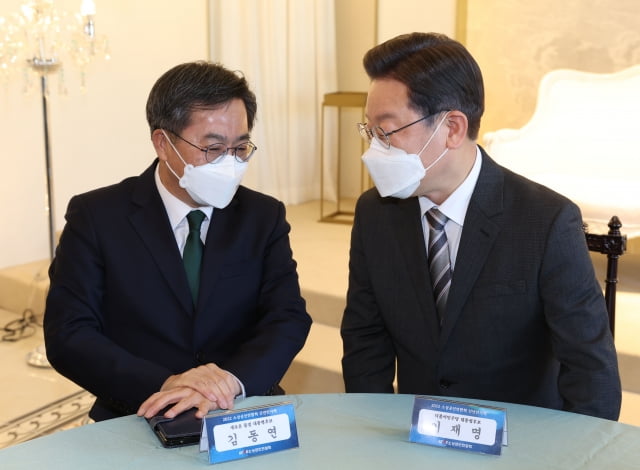 이재명 더불어민주당 대선 후보(오른쪽)와 김동연 새로운물결 대선 후보. / 사진=연합뉴스