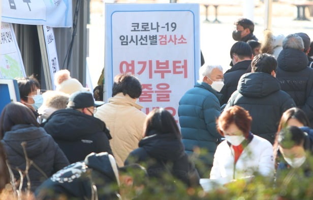  21일 오전 대구 중구 국채보상공원에 마련된 임시선별진료소에서 시민들이 신종 코로나바이러스 감염증(코로나19) 검사 순서를 기다리고 있다. /사진=연합뉴스