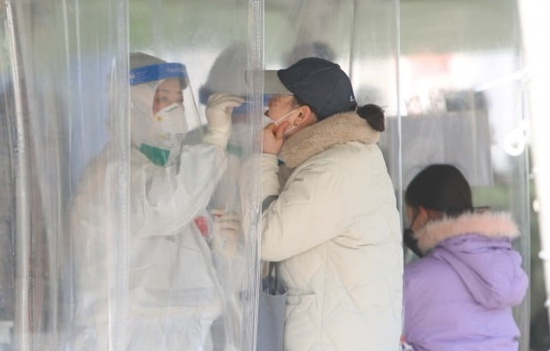 21일 오전 대구 중구 국채보상공원에 마련된 임시선별진료소에서 한 시민이 코로나19 검사를 받고 있다. /사진=연합뉴스