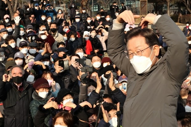 더불어민주당 이재명 대선후보가 22일 서울시 송파구 석촌호수에서 즉석연설을 마친 뒤 지지자들에게 하트로 답례하고 있다. 사진=연합뉴스