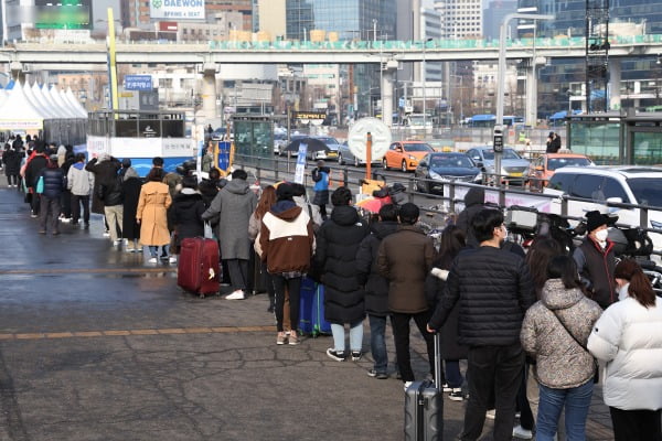 23일 오후 서울역광장에 마련된 코로나19 선별 검사소에 시민들이 검사를 위해 줄을 서서 기다리고 있다. /사진=연합뉴스