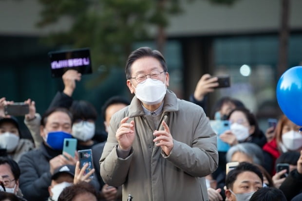 더불어민주당 이재명 대선 후보가 23일 경기도 화성시 동탄중앙어울림센터 앞 광장에서 열린 '매타버스 화성 민심 속으로' 행사에서 연설하고 있다. 사진=연합뉴스