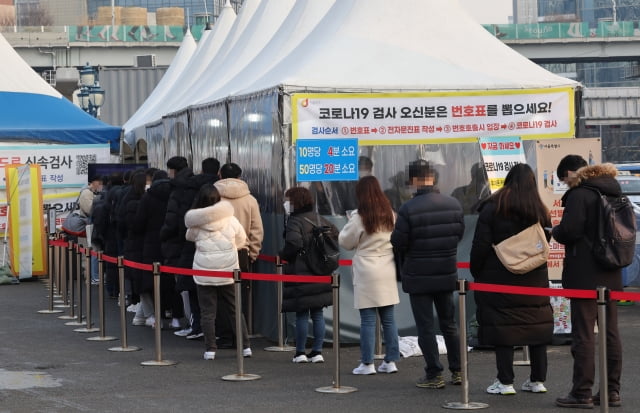 오미크론 확산으로 연일 신규 확진이 최다를 기록 중인 26일 오전 서울역광장에 설치된 임시선별검사소에서 시민들이 코로나19 검사를 받기 위해 줄을 서고 있다. / 사진=연합뉴스