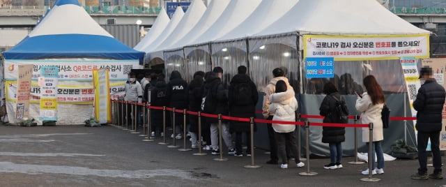 오미크론 확산으로 연일 신규 확진이 최다를 기록 중인 26일 오전 서울역광장에 설치된 임시선별검사소에서 시민들이 코로나19 검사를 받기 위해 줄을 서고 있다. / 사진=연합뉴스