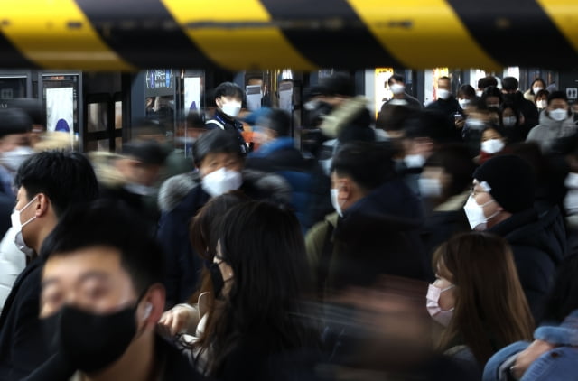 신종 코로나바이러스 감염증 신규 확진자 수가 1만3천12명을 기록한 26일 오전 지하철 서울역에서 시민들이 마스크를 쓴 채 걸어가고 있다.  /사진=연합뉴스