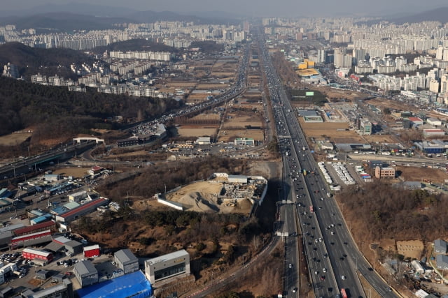 설 연휴를 하루 앞둔 28일 오후 경찰청 헬기에서 바라본 경기도 용인시 신갈JC 인근 경부고속도로에서 귀성 차량 등이 이동하고 있다. / 사진=연합뉴스