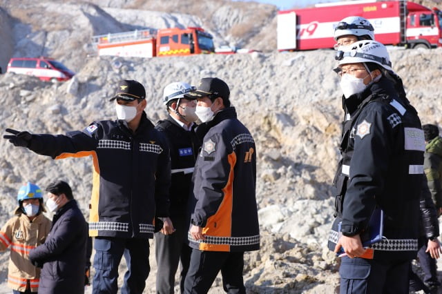 29일 작업자 매몰사고가 발생한 경기 양주시 삼표산업 석재 채취장에서 고덕근 경기도북부소방재난본부장(왼쪽)과 최병일 경기도소방재난본부장(가운데)이 현장 구조 상황을 지휘하고 있다. /사진=연합뉴스