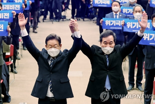 이재명, 이낙연과 광주서 손 맞잡아…野 분열 대비 '원팀 행보'