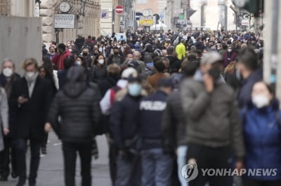 이탈리아, 확진자 급증에 50세 이상 백신접종 의무화