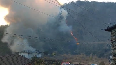 창원 단독주택서 불…인근 야산까지 번져 진화 작업 중