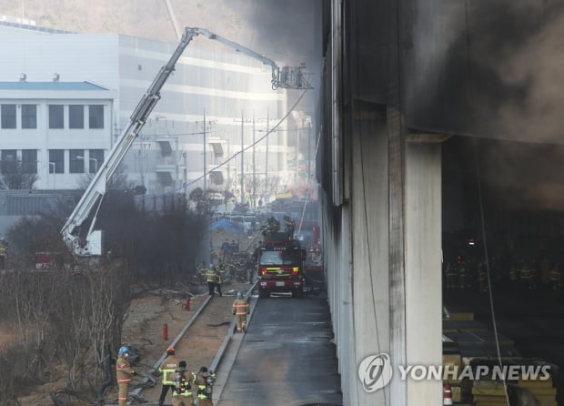 불난 평택 냉동창고 내주 합동감식…순직 소방관 부검 예정