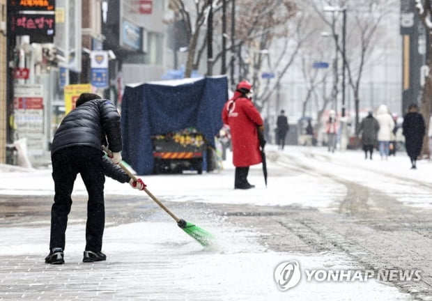 서울에 아침부터 눈 '펄펄'…도로 곳곳 정체