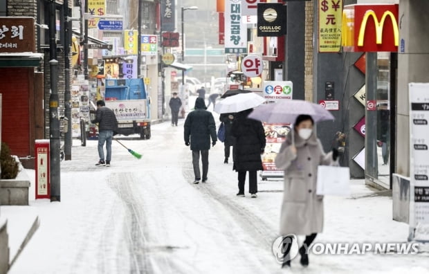 서울에 아침부터 눈 '펄펄'…도로 곳곳 정체
