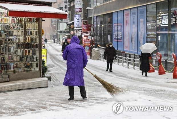 서울에 아침부터 눈 '펄펄'…도로 곳곳 정체