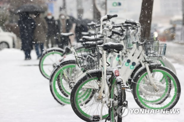 서울 3.4㎝ 눈 쌓여…"오후 6시까지 1㎝ 더 내려"