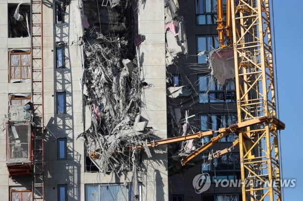 '추가 붕괴 위험' 타워크레인 해체…실종자 수색 일시중지