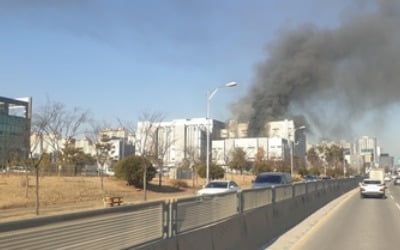 청주 배터리공장서 큰불…경찰 "1명 구조·4명 갇혀"