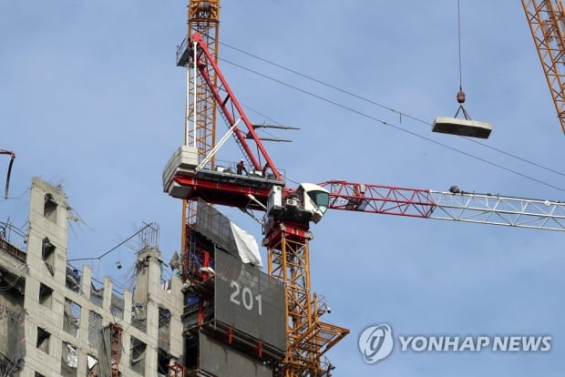 당국, '붕괴 현장' 기울어진 타워크레인 추가 해체 검토