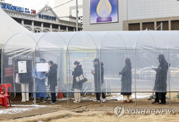 오미크론 확산에 신규확진 1주새 곱절로…방역체계 전환 초읽기