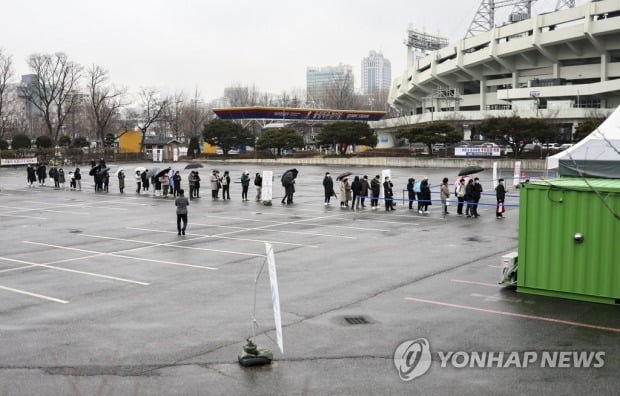 '1만명 확진' 오미크론 대유행 현실로…오늘부터 방역체계 전환