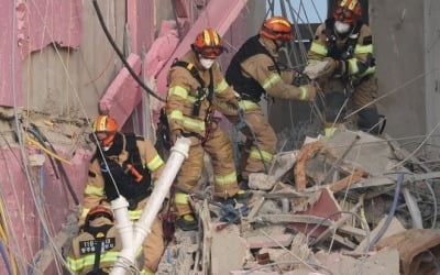 '붕괴 사고' 매몰자 3.2ｍ 앞에 두고…쌓인 잔재물에 구조 난항