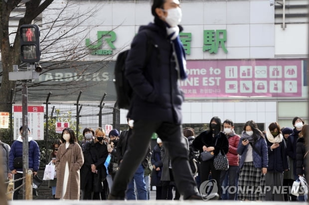 日코로나 신규확진 7만명 돌파…백신 유효율 89％→52％로 하락