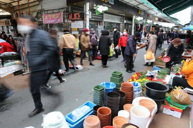 "입에 풀칠하기도 힘들어요"…설 대목 앞둔 전통시장 '한숨만'