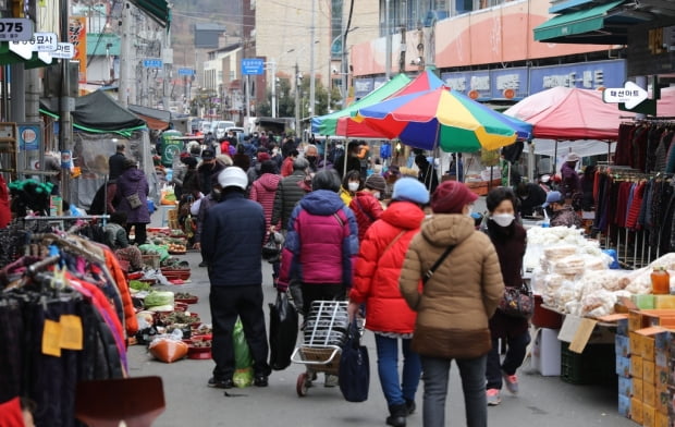 "입에 풀칠하기도 힘들어요"…설 대목 앞둔 전통시장 '한숨만'