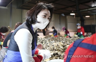 김혜경, 통영 굴 작업장 방문…1박 2일 경남 일정 마무리