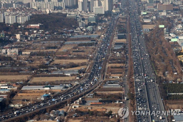 설 연휴 둘째 날 오후 정체 지속…서울→부산 5시간 20분