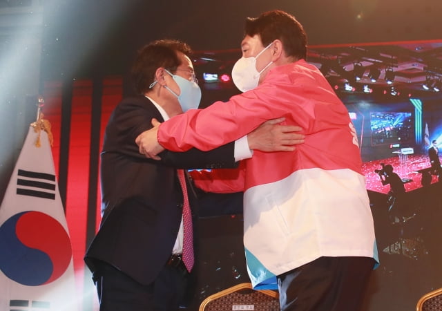 윤석열 국민의힘 대선 후보(오른쪽)와 홍준표 의원. / 사진=뉴스1