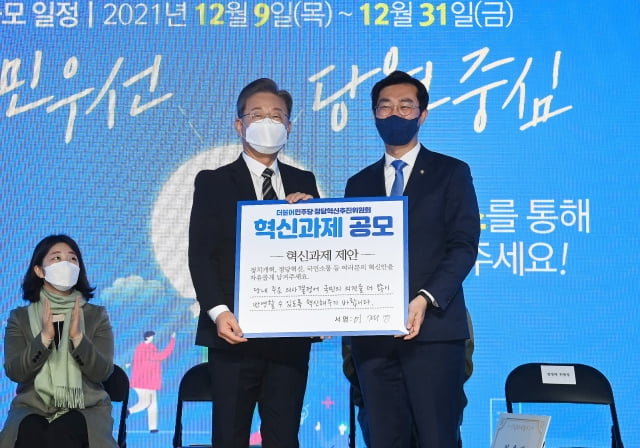 이재명 더불어민주당 대선 후보(왼쪽)와 장경태 정당혁신추진위원장. / 사진=뉴스1