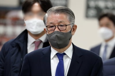[속보] 최신원 전 SK네트웍스 회장, 1심 징역 2년 6개월
