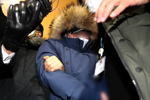  '회삿돈 1880억원 횡령' 혐의를 받는 오스템임플란트 직원 이 모씨가 6일 새벽 서울 강서경찰서로 압송되고 있다. / 사진=뉴스1