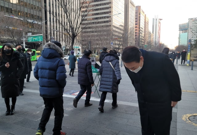 윤석열 국민의힘 대선후보가 6일 오전 서울 영등포구 여의도역 인근에서 출근길 인사를 하고 있다. / 사진=뉴스1