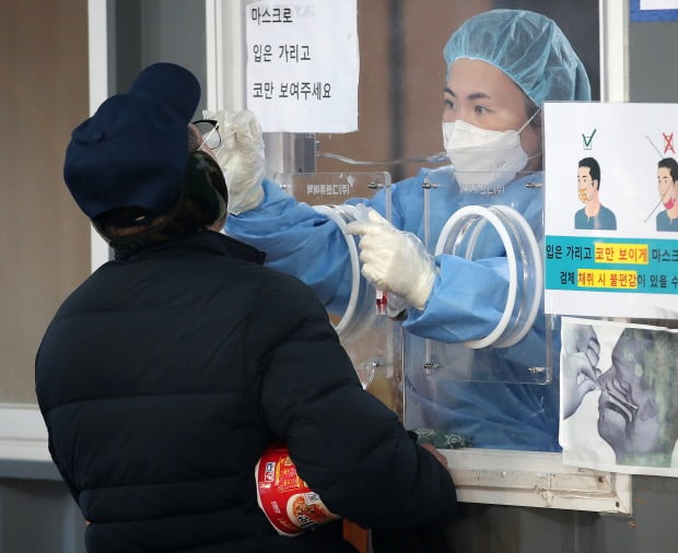 서울 중구 서울역광장에 마련된 선별진료소를 찾은 의료진이 검체검사를 하고 있다.(사진=뉴스1)