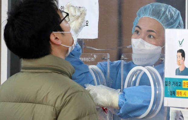 6일 오전 서울 중구 서울역광장에 마련된 선별진료소에서 의료진이 검체검사를 하고 있다. /사진=뉴스1